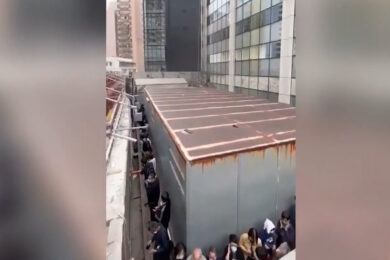 Hong Kong: incendio in grattacielo, dramma per 300 persone intrappolate