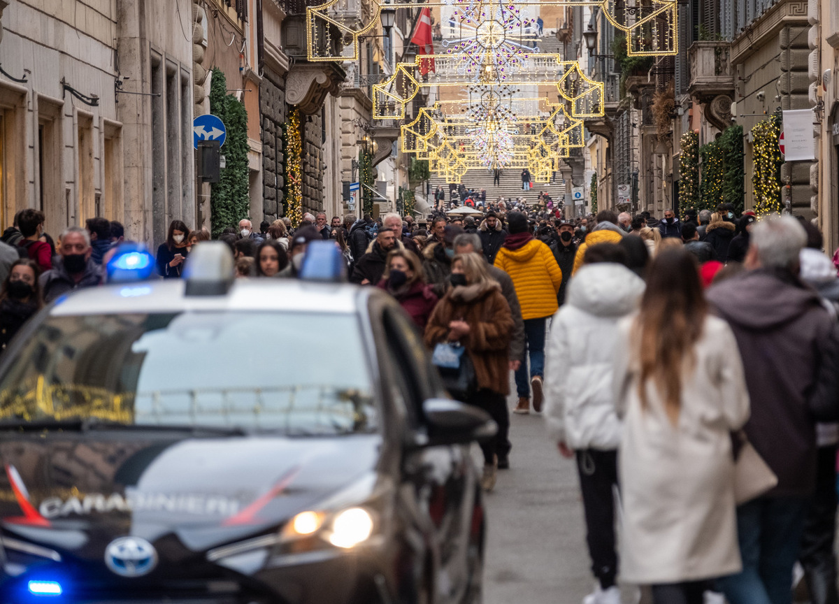 Vaccino obbligatorio, 50mila rischiano il posto tra poliziotti e professori Vaccino obbligatorio, 50mila rischiano il posto tra poliziotti e professori