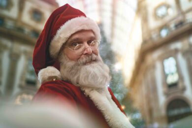 Milano conquista anche Babbo Natale e gli rifà il look
