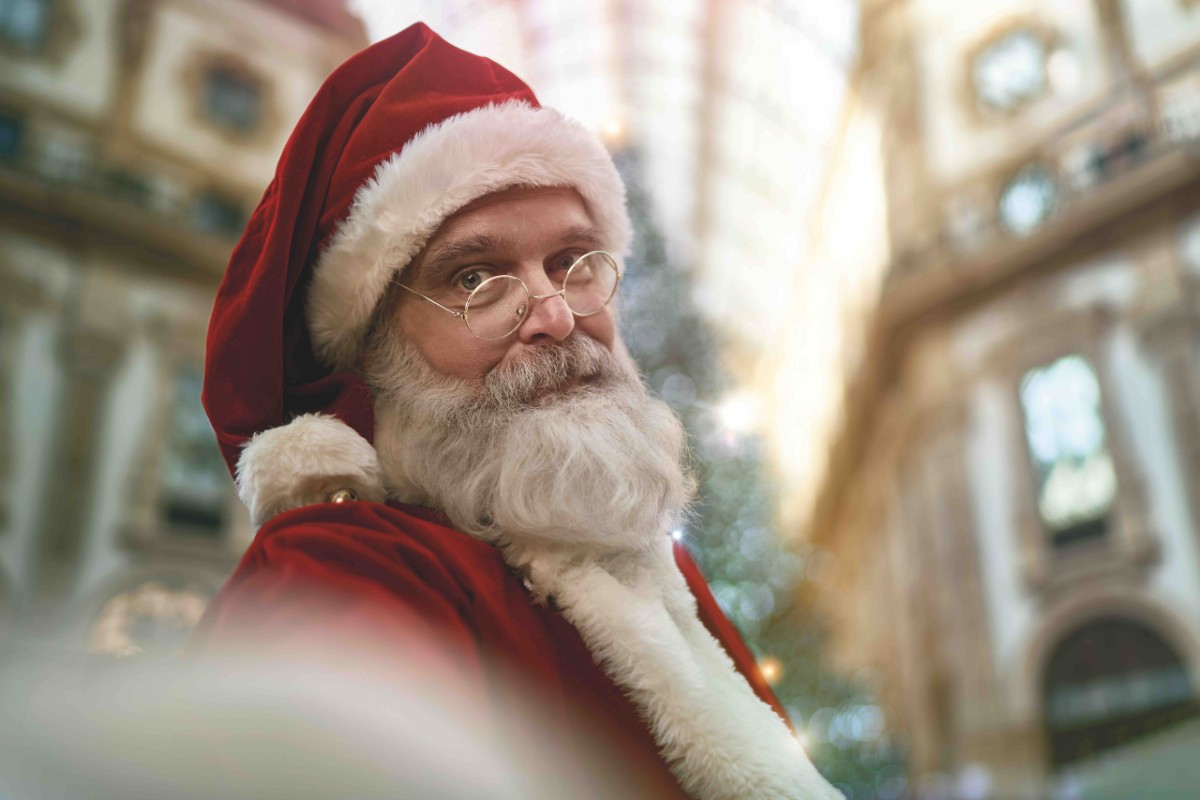 Milano conquista anche Babbo Natale e gli rifà il look Milano conquista anche Babbo Natale e gli rifà il look