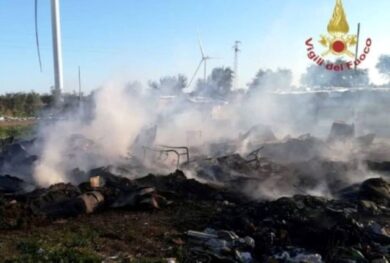 Foggia, due bambini morti nel rogo di un campo rom: avevano 4 e 2 anni