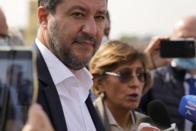 Open Arms, Salvini si difende e pensa al Colle: “Io col Pd e Draghi se ne va?”