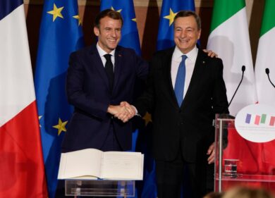 Omicron, Macron contro Draghi: “Agire da europei”. Già scordato il Trattato