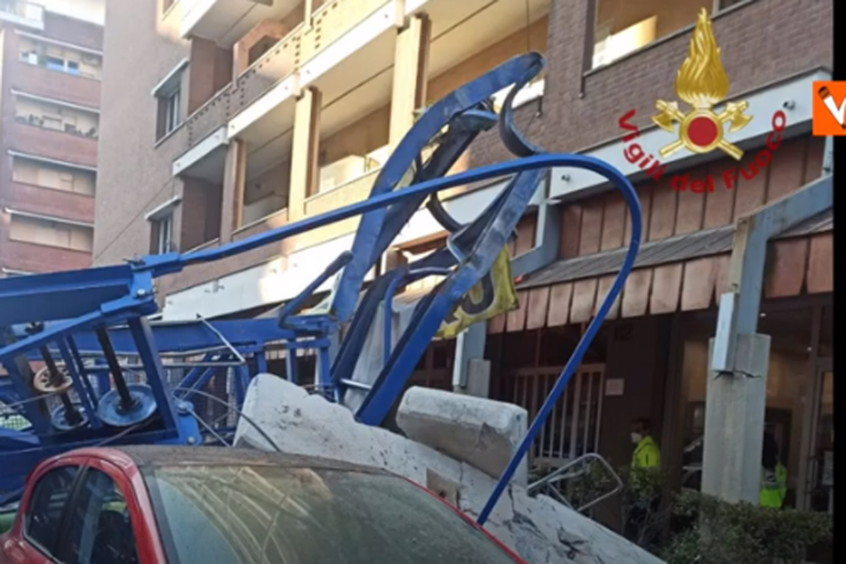 Torino, gru crolla su un palazzo: morti tre operai. “Poteva essere una strage” Torino, gru crolla su un palazzo: morti tre operai. “Poteva essere una strage”