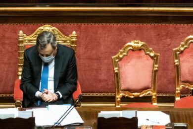 Omicron in forte crescita in Italia. Covid, Draghi: il 23/12 cabina di regia