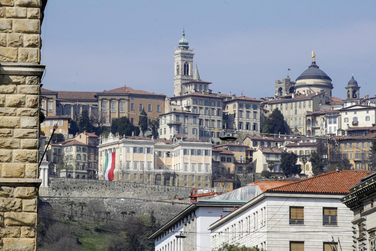 Terremoto scossa zona Bergamo avvertita anche a Milano. Evacuate scuole Terremoto scossa zona Bergamo avvertita anche a Milano. Evacuate scuole