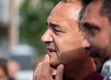 Mimmo Lucano e i soldi alle Cayman. “Di turisti che pranzarono a Riace”