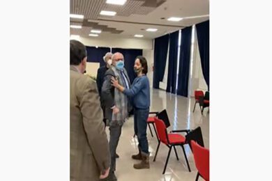 Covid, bagarre all’ordine dei medici a Roma. No Vax in coro: “Vergogna”. VIDEO