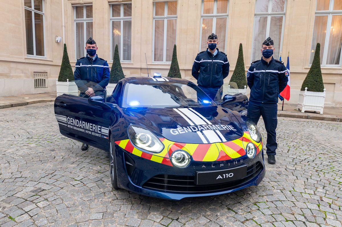 L’Alpine veste la divisa della Gendarmeria Francese L’Alpine veste la divisa della Gendarmeria Francese