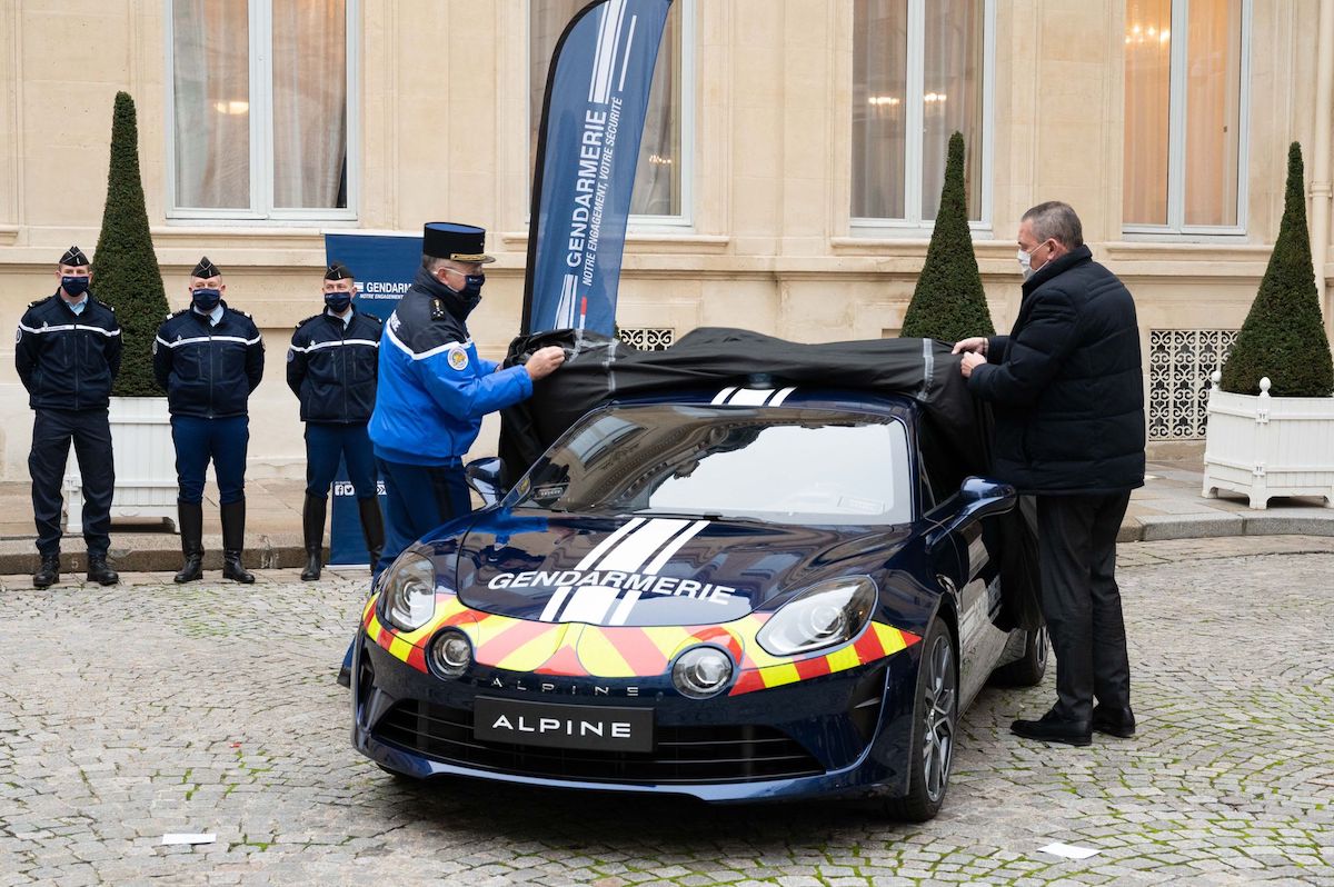 L’Alpine veste la divisa della Gendarmeria Francese L’Alpine veste la divisa della Gendarmeria Francese