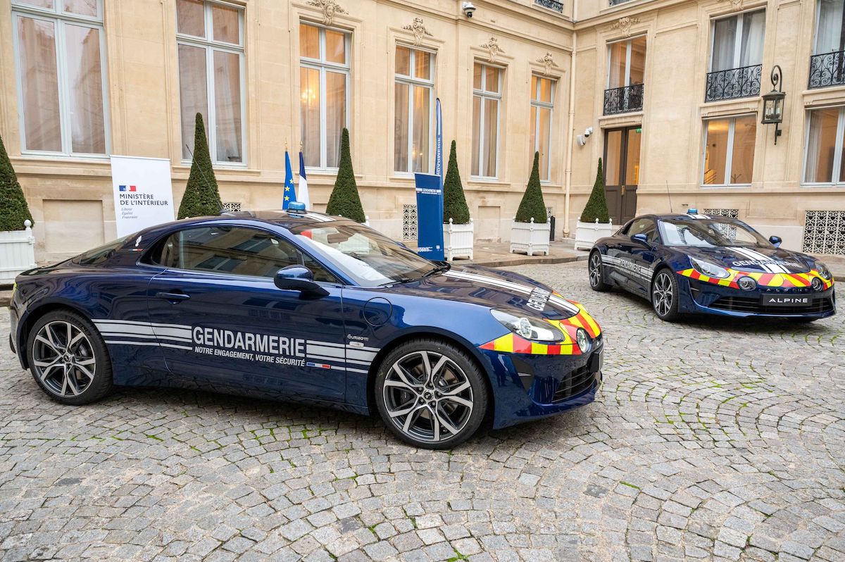 L’Alpine veste la divisa della Gendarmeria Francese L’Alpine veste la divisa della Gendarmeria Francese