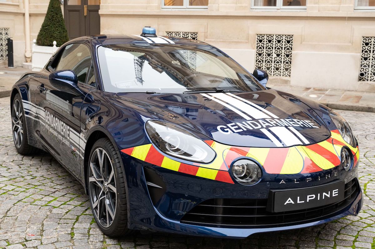 L’Alpine veste la divisa della Gendarmeria Francese L’Alpine veste la divisa della Gendarmeria Francese