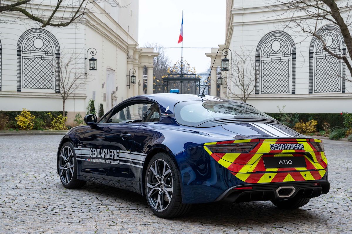 L’Alpine veste la divisa della Gendarmeria Francese L’Alpine veste la divisa della Gendarmeria Francese