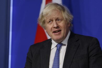 Boris Johnson di nuovo nella bufera: foto con vino e staff durante il lockdown