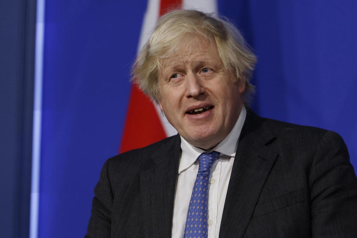 Boris Johnson di nuovo nella bufera: foto con vino e staff durante il lockdown Boris Johnson di nuovo nella bufera: foto con vino e staff durante il lockdown