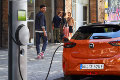 Opel:la ricarica rapida da 100 kW in CC è di serie