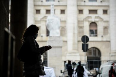 Borsa, Omicron torna a far paura: lunedì nero per l’Europa, Milano rossa