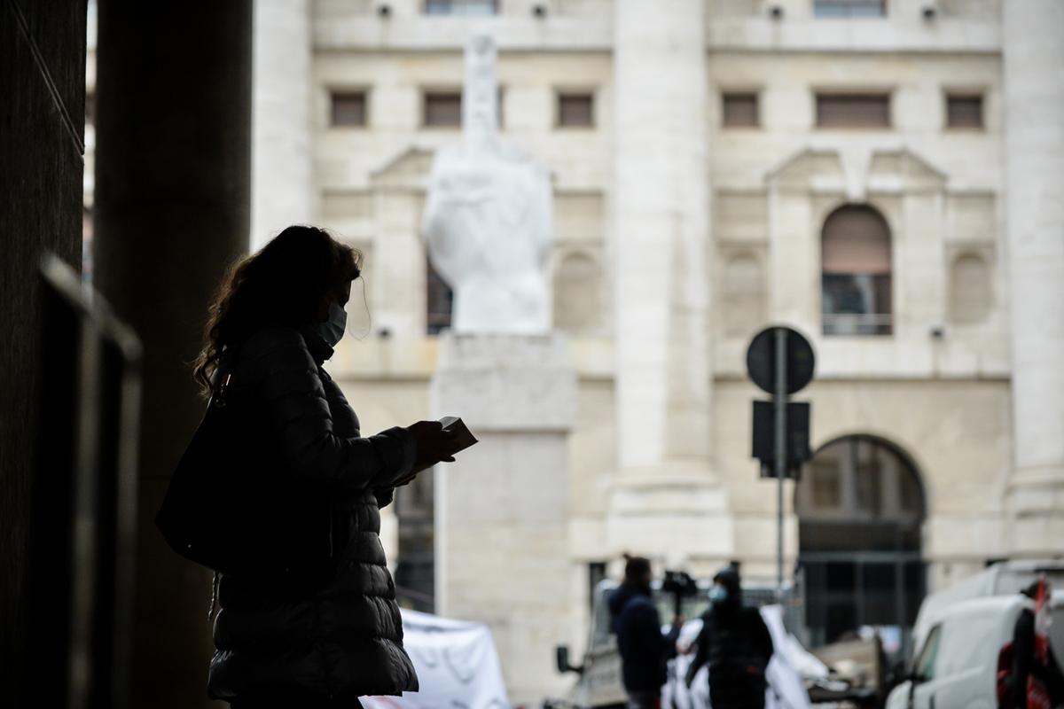 Borsa, Omicron torna a far paura: lunedì nero per l’Europa, Milano rossa Borsa, Omicron torna a far paura: lunedì nero per l’Europa, Milano rossa