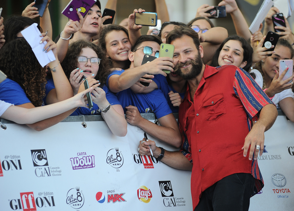 Alessandro Borghi, dalla Magliana al successo: “Facevo 3 lavori pe campà” Alessandro Borghi, dalla Magliana al successo: “Facevo 3 lavori pe campà”