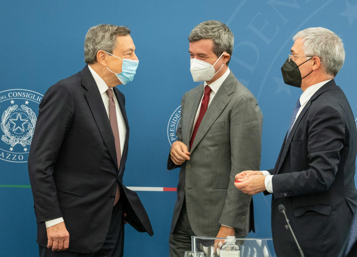 Manovra, sgravi al 100% per 3 anni a chi assume con contratto di apprendistato