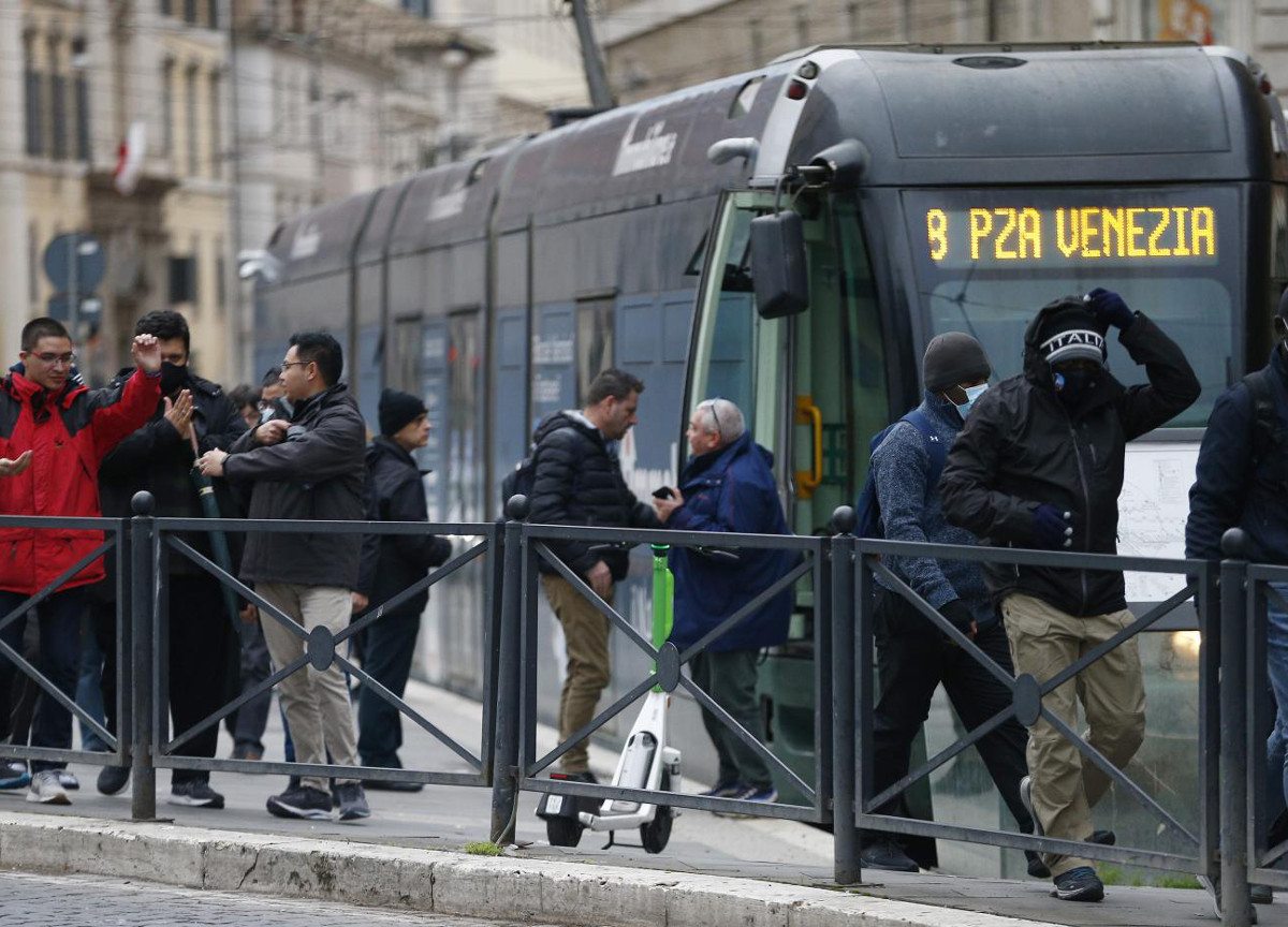 Governo, ipotesi obbligo mascherine all’aperto. Su metro e bus solo con Ffp2 Governo, ipotesi obbligo mascherine all’aperto. Su metro e bus solo con Ffp2