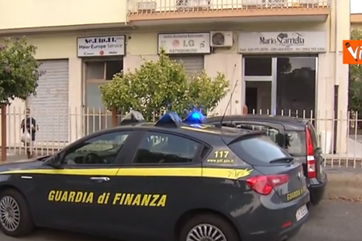 Palermo, per ogni vaccino finto somministrato 400 euro di compenso. Tre fermi Palermo, per ogni vaccino finto somministrato 400 euro di compenso. Tre fermi
