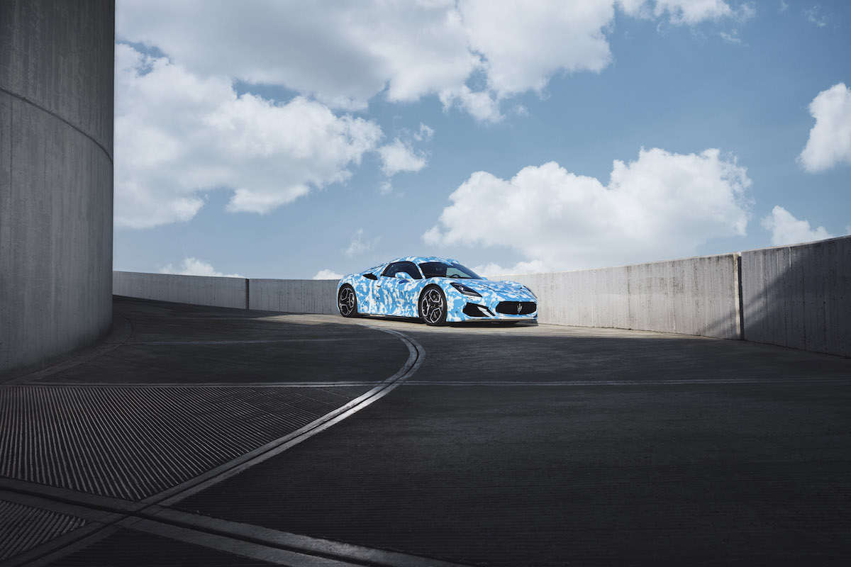 La nuova Maserati MC20 Cabrio si svela per le strade di Modena