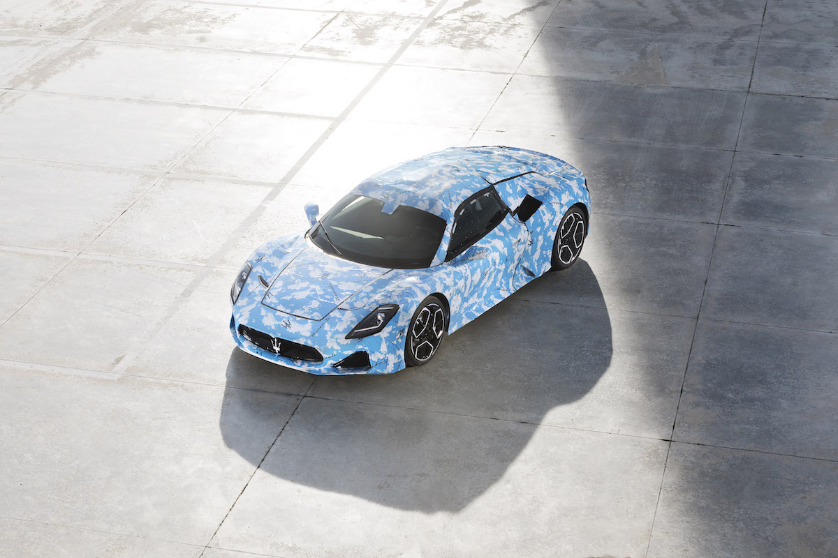 La nuova Maserati MC20 Cabrio si svela per le strade di Modena