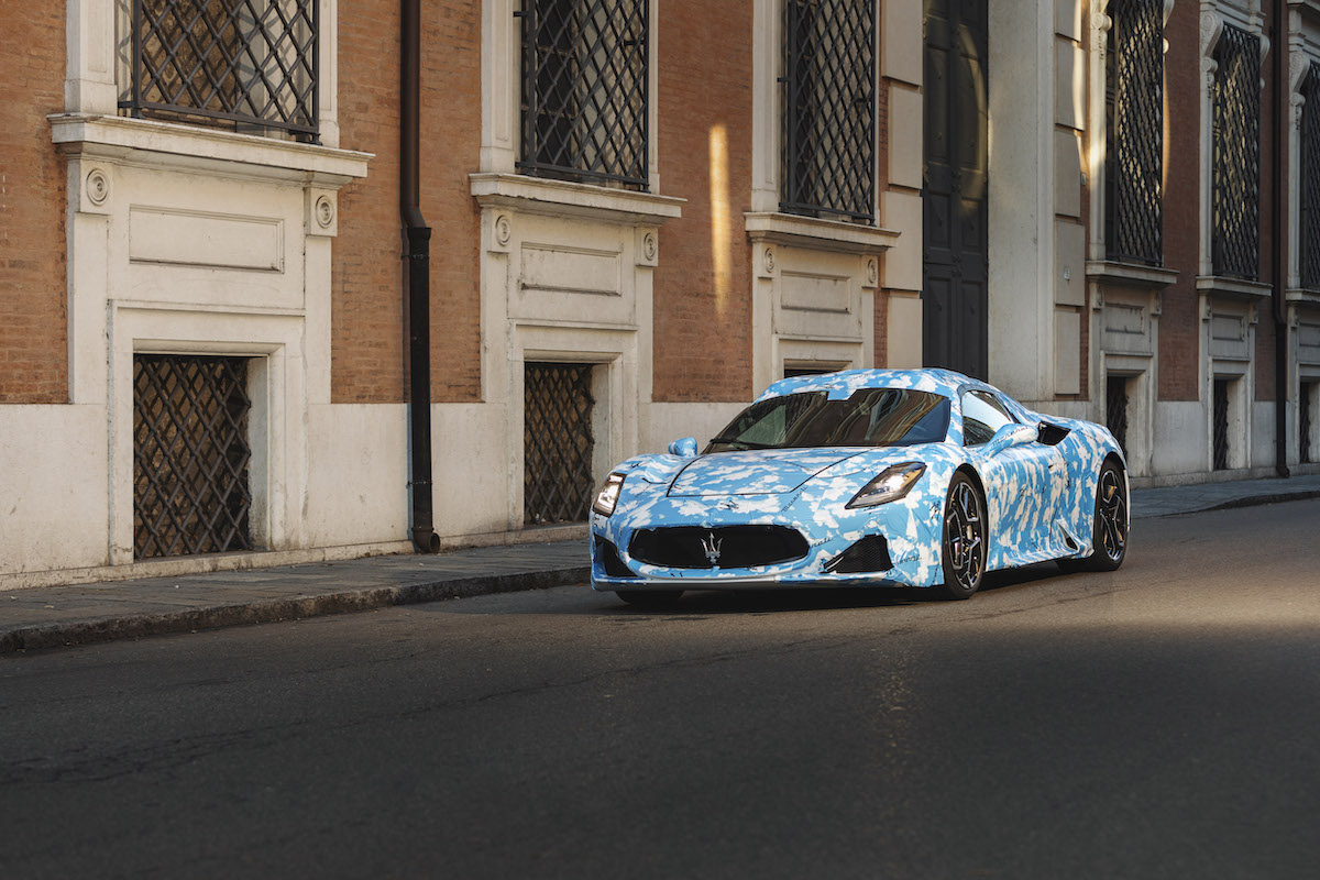 La nuova Maserati MC20 Cabrio si svela per le strade di Modena