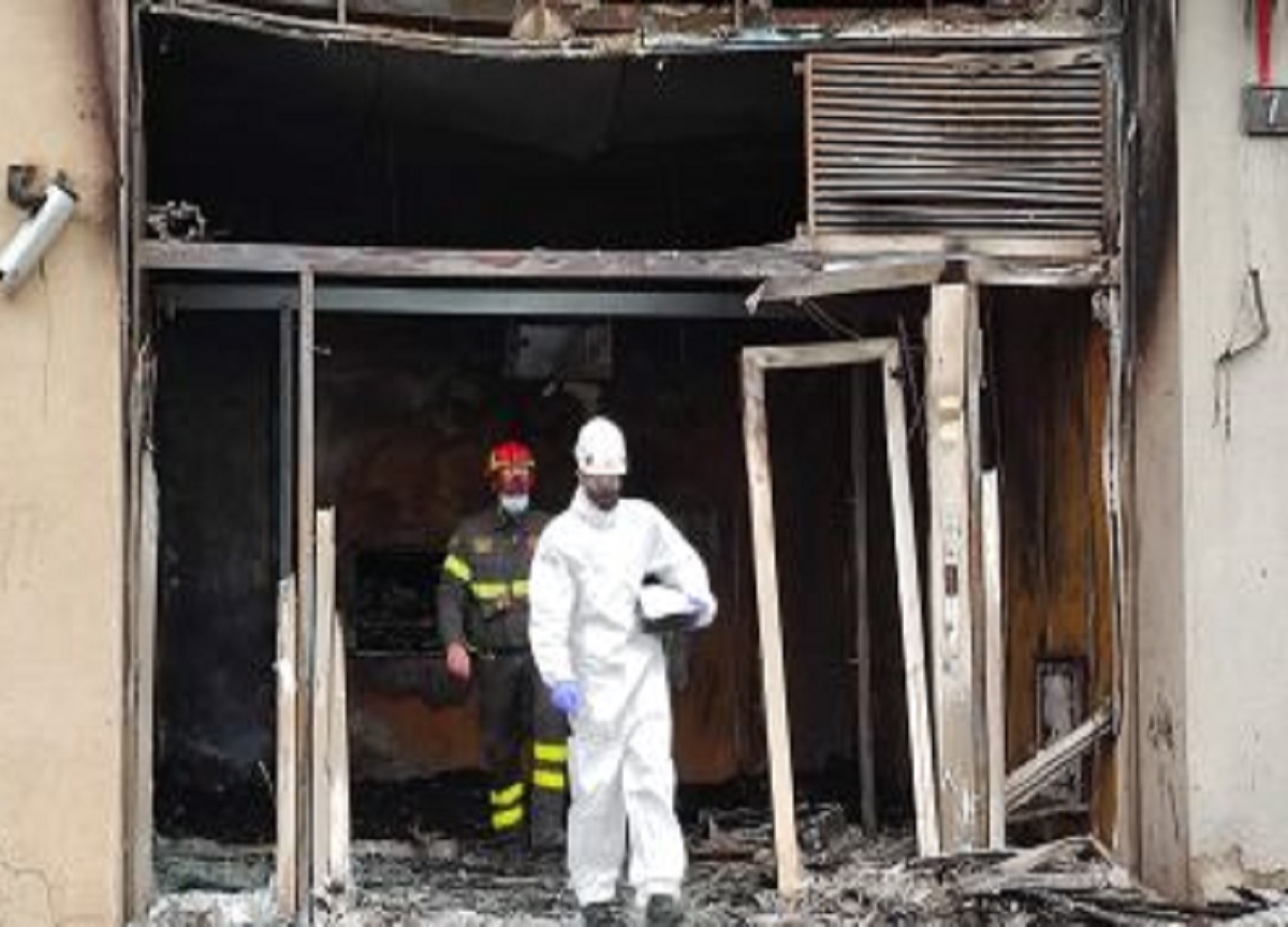 Milano, distrutta da un incendio la filiale Unicredit di piazza Ohm Milano, distrutta da un incendio la filiale Unicredit di piazza Ohm