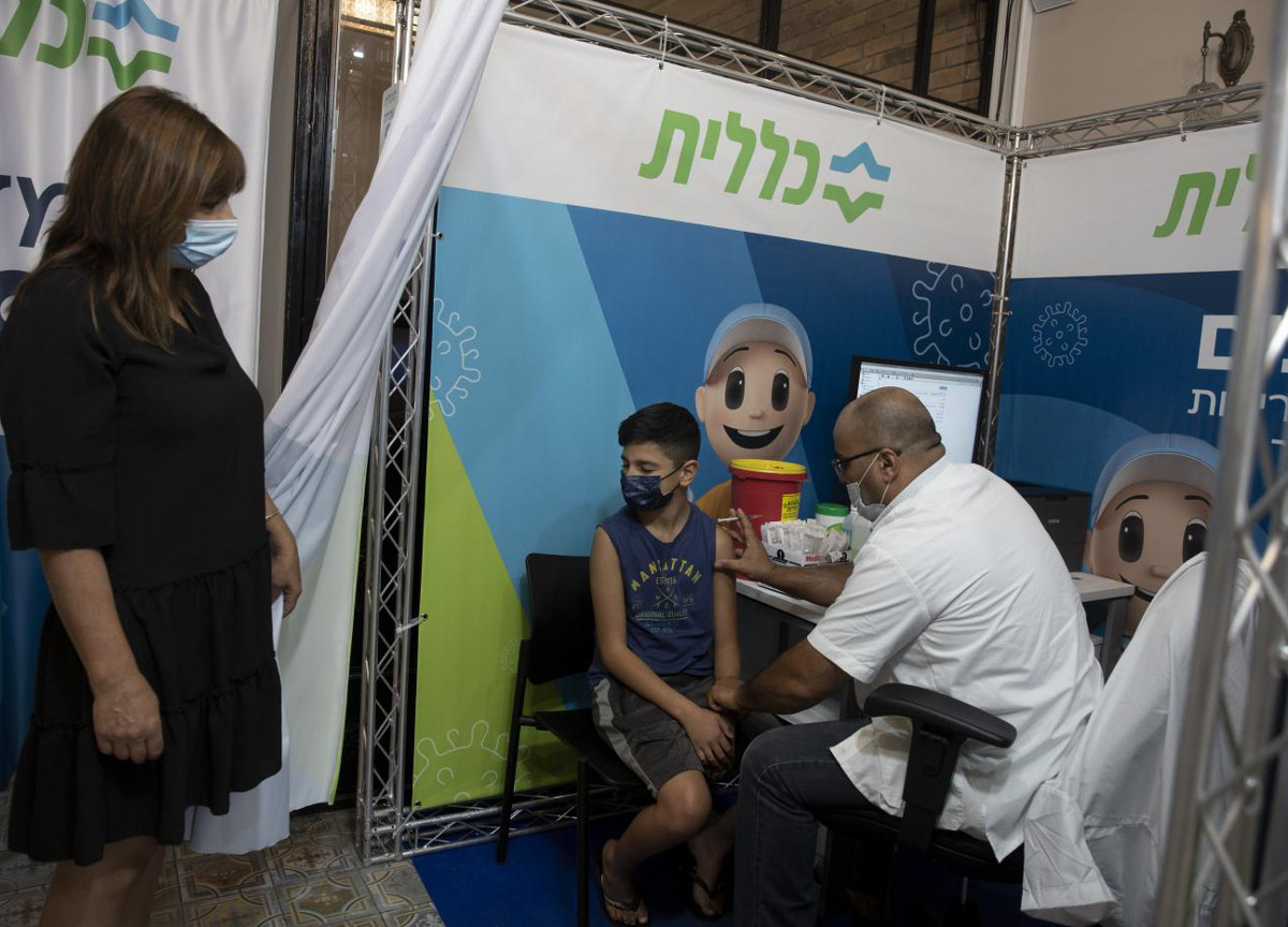 Vaccini, Israele: Omicron avanza. Subito via alla quarta dose, primi al mondo Vaccini, Israele: Omicron avanza. Subito via alla quarta dose, primi al mondo