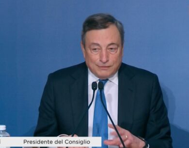 Covid, allo studio tamponi anche per vaccinati. E Draghi apre al Quirinale