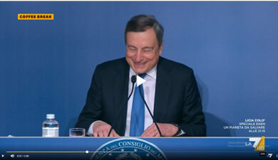 Mario Draghi e la “grassa” risata dopo la domanda sul Quirinale. VIDEO
