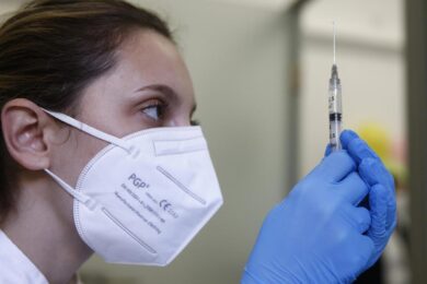 Governo, ipotesi terza dose dopo 4 mesi. Stretta sui non vaccinati: coprifuoco
