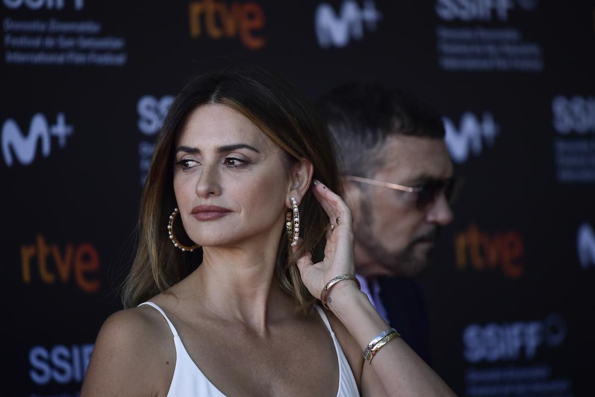 Penelope Cruz: “Social pericolosi, ai miei figli no smartphone fino a 16 anni”