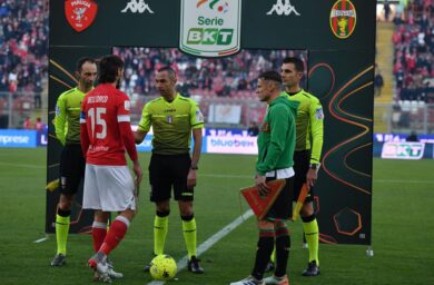 Covid, la variante Omicron stoppa il calcio: rinviate due giornate di Serie B