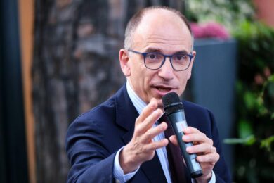 Sondaggi, sorpasso della Lega su Fdi. Pd primo partito, in risalita il M5s