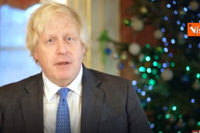 Il buon Natale di Johnson: “Fare il vaccino è regalo per le vostre famiglie”