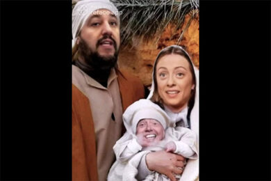 Natale, la sacra famiglia del Centrodestra. Berlusconi Bambin Gesù