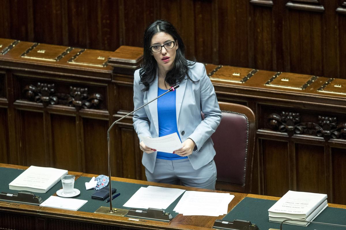 Azzolina: “Per salvare la scuola, Ffp2 per tutti e proroga dei contratti Ata” Azzolina: “Per salvare la scuola, Ffp2 per tutti e proroga dei contratti Ata”