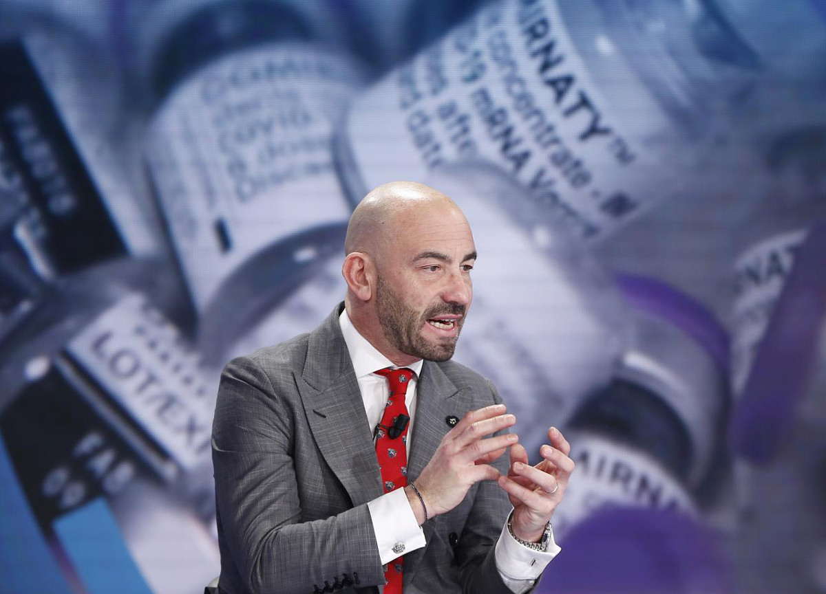 Omicron, Bassetti: “Quarantena solo per i positivi o il Paese si bloccherà”