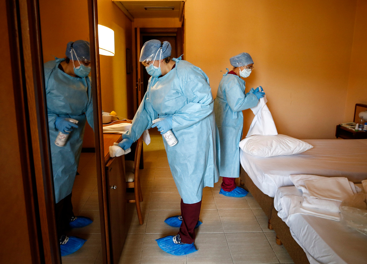 Caos quarantena, ipotesi zero giorni per i negativi con la terza dose fatta Caos quarantena, ipotesi zero giorni per i negativi con la terza dose fatta