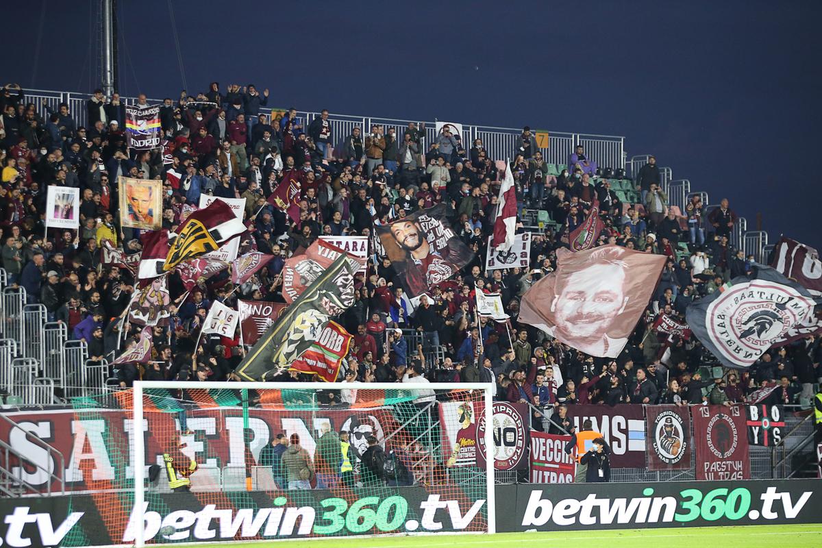 Salernitana: solo tre giorni per salvarsi, si spera in un fondo straniero Salernitana: solo tre giorni per salvarsi, si spera in un fondo straniero