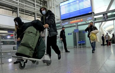 Finlandia chiude confini ai No Vax, Francia in smart working: le regole in Ue