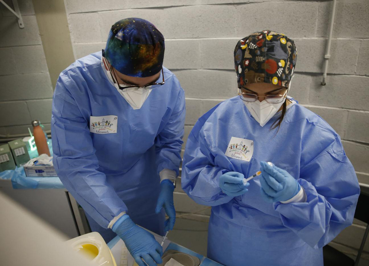 Vaccini, allarme Spallanzani e Sacco. “Mai stati aggiornati alle varianti”