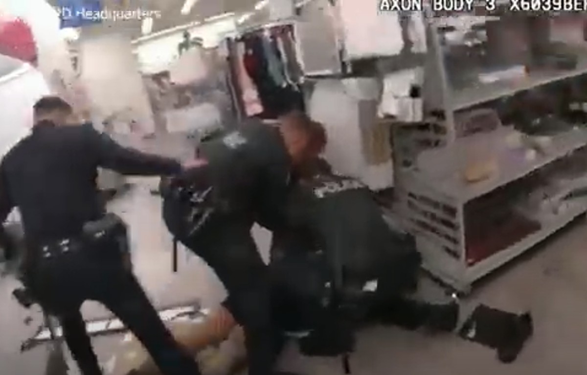 Los Angeles sparatoria, la polizia uccide per sbaglio una 14enne. VIDEO Los Angeles sparatoria, la polizia uccide per sbaglio una 14enne. VIDEO