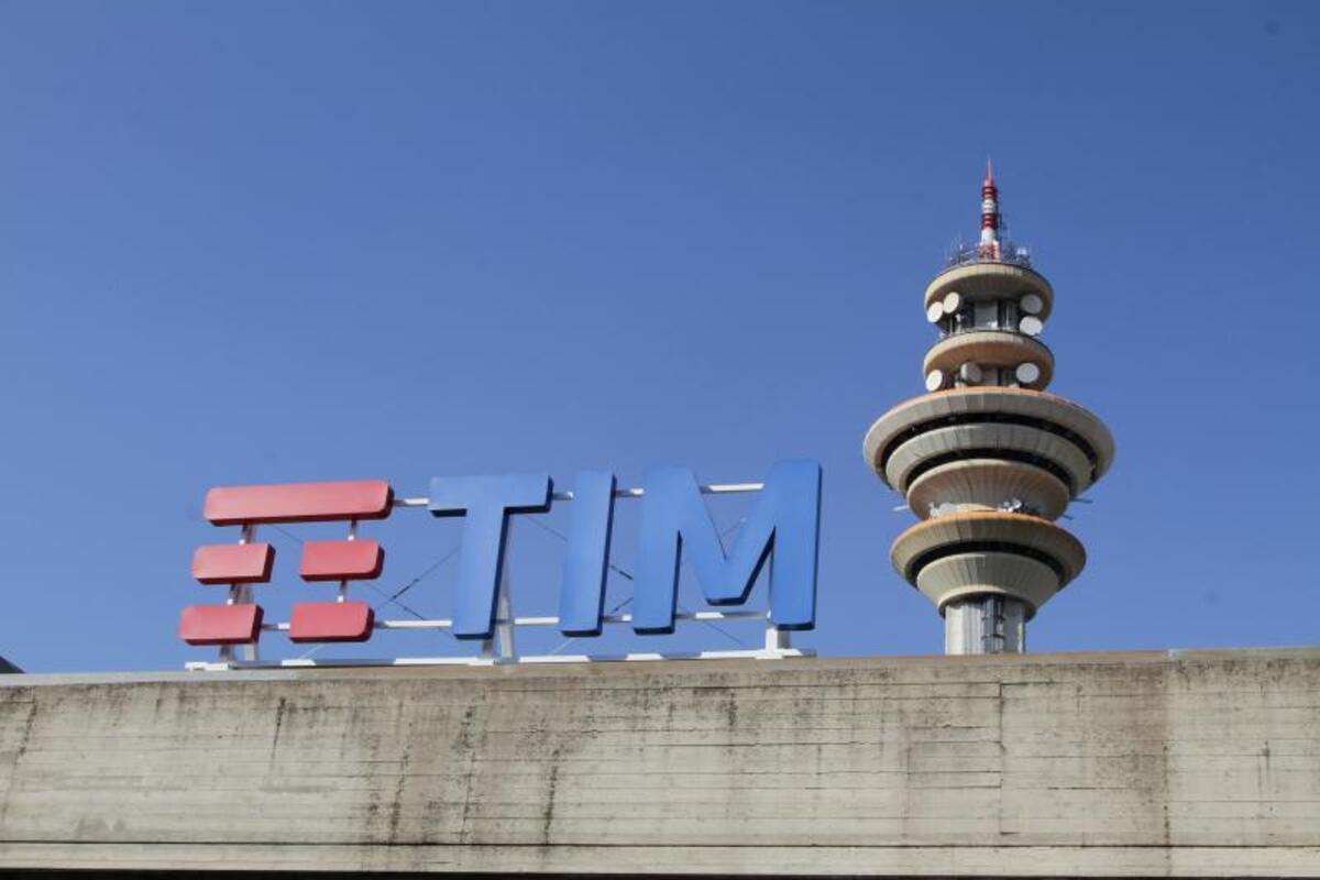 Tim, i sindacati chiedono un incontro a Rossi su futuro e occupazione Tim, i sindacati chiedono un incontro a Rossi su futuro e occupazione