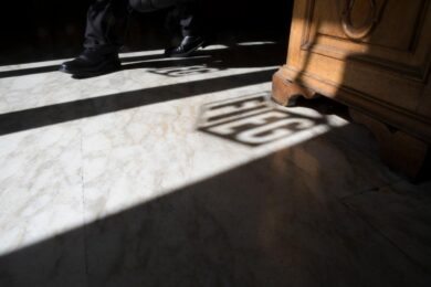 AgCom: Wind batte Tim sulle sim “human”. Sfida share alla Rai. Giornali ko