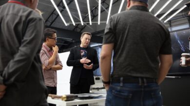 Tesla, Musk incassa un altro miliardo. Verso un milione di vendite nel 2021