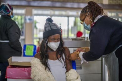 Vaccino J&J, il richiamo previene il ricovero in caso di infezione da Omicron